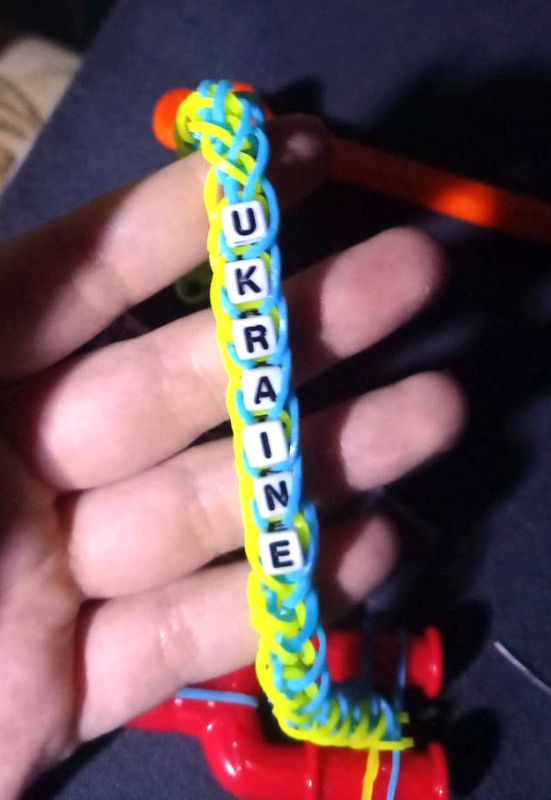 Набір для плетіння браслетів з гумок патріотичний Loom Bands 3000 шт жовто-блакитні резиночки з літарами та аксесуарами в коробці