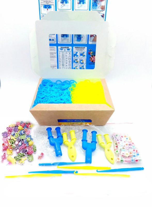 Набір для плетіння браслетів з гумок патріотичний Loom Bands 3000 шт жовто-блакитні резиночки з літарами та аксесуарами в коробці