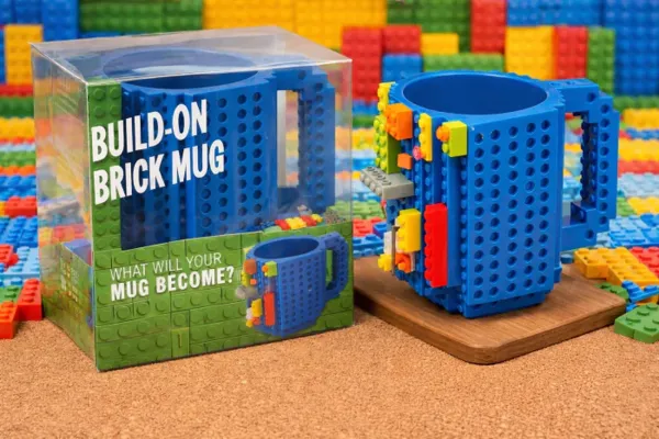 Дитяча інтерактивна чашка-конструктор Build-on Brick Mug 12 см (синя) з набором знімних будівельних блоків у прозорій пачці