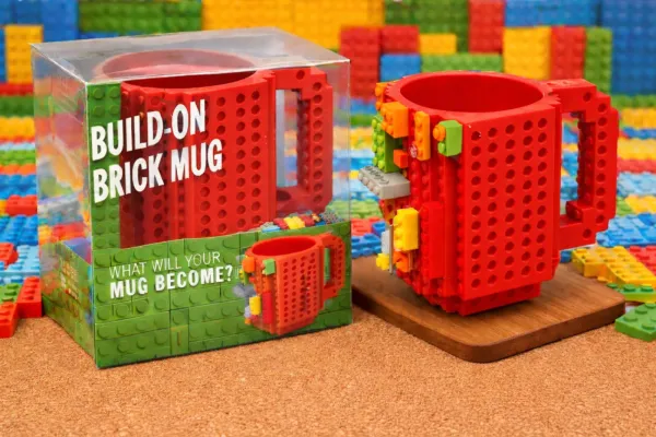Дитяча іграшкова чашка-конструктор Build-on Brick Mug 12 см (червона) з набором будівельних міні-блоків у прозорій коробці