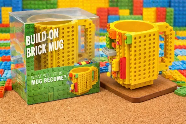 Дитяча інтерактивна чашка-конструктор Build-on Brick Mug 12 см (жовта) з набором знімних будівельних блоків у прозорій пачці